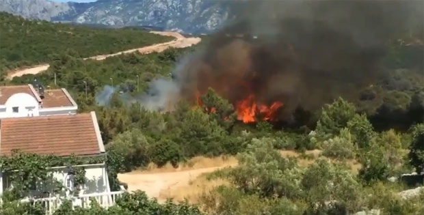 ГОРИ ТИВАТ: Ватра ван контроле, одбрањени Плави хоризонти, евакуисана Луштица беј